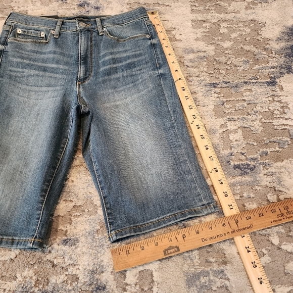 NWT Banana Republic highrise 10" denim shorts. Light to medium wash.  Size 27. - Picture 11 of 13